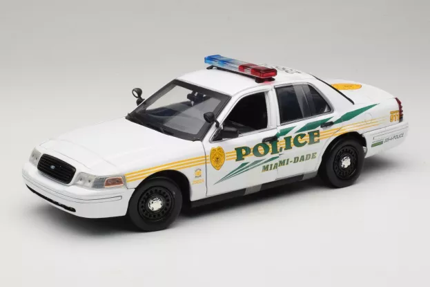 Greenlight Ford Crown Victoria Police Interceptor Csi Miami-dade 2003 1:18 13514